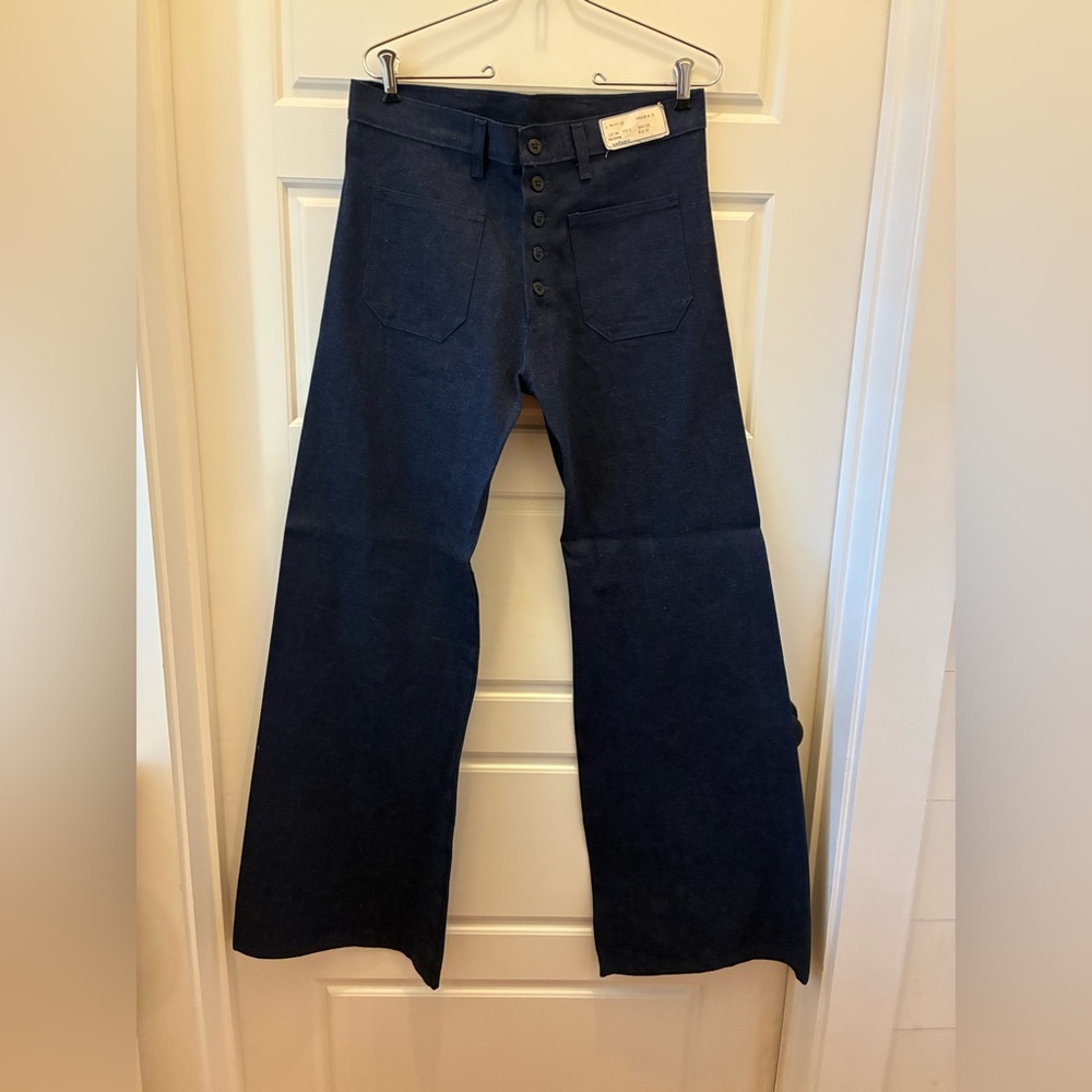 Andhurst High Waist Button-Up Wide Leg Jeans  
Size: Waist 33”, Inseam 32”